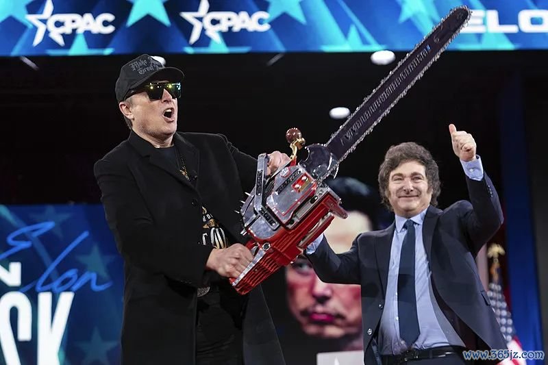 当地时间2025年2月20日，美国保守派政治行动会议上，马斯克举着阿根廷总统米莱赠送的电锯。 视觉中国